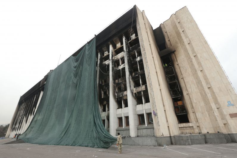 Восстановительные работы пострадавшего от пожара здания мэрии (акимата) в Алма-Ате