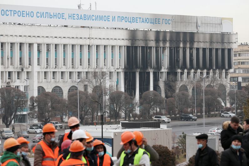 Пострадавшее от пожара здание на площади Республики в Алма-Ате