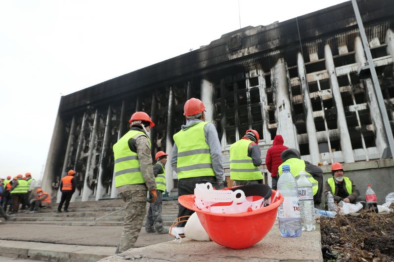 Рабочие во время восстановительных работ пострадавшего от пожара здания мэрии (акимата) в Алма-Ате