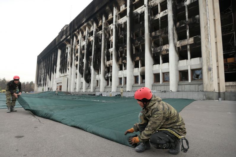 Рабочие во время восстановительных работ пострадавшего от пожара здания мэрии (акимата) в Алма-Ате