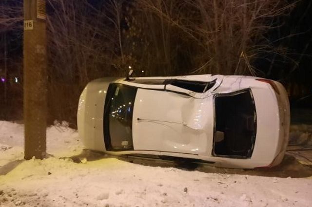 Такси опрокинулось после столкновения в Челябинске