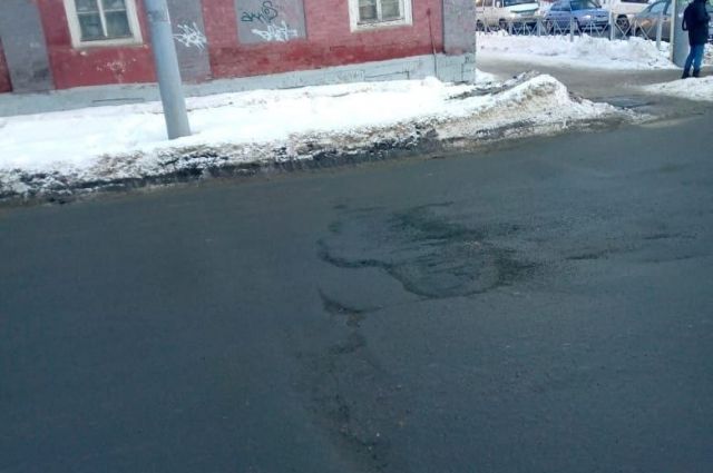 На дорогах Оренбурга ямы заделывают и в дождь, и в снег