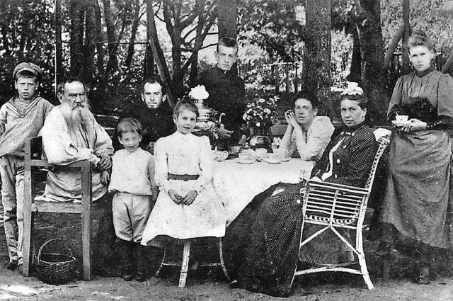 Чем известен правнук Льва Толстого Сергей Толстой, который