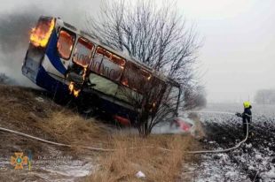 На Днепропетровщине в результате ДТП загорелся автобус: есть жертвы