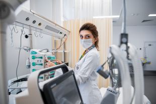 Новый амбулаторно-поликлинический корпус, возведенный в рамках второй очереди строительства многопрофильной клинической больницы № 40 в Коммунарке.