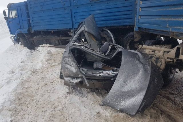 В Ростовской области 30-летний водитель скончался в ДТП с грузовиком