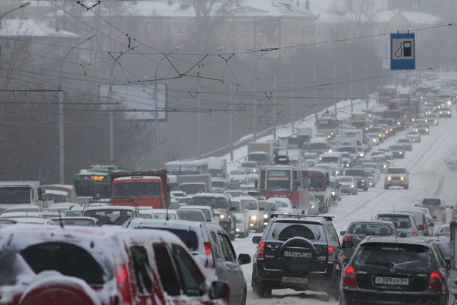 Водителей в Смоленской области призвали быть более осторожными из-за погоды