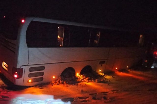 В Новоалександровске ночью в снегу застрял автобус с 31 пассажиром