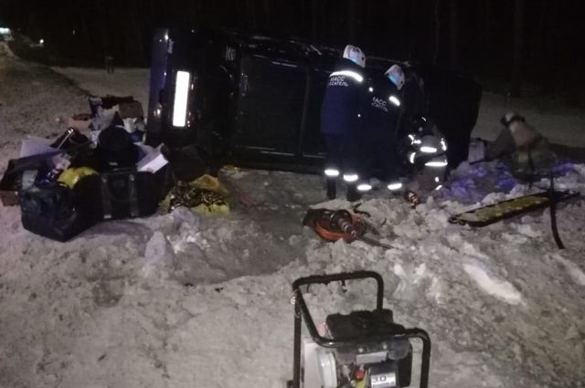 В Новосибирске разрезали крышу машины, чтобы достать оттуда тело мужчины