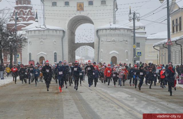 Во Владимире на старт забега Дедов Морозов и Снегурочек вышли 500 человек
