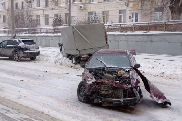 Водитель иномарки пострадал в столкновении с «Газелью» в Волгограде
