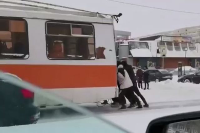 В Ульяновске пассажирам пришлось толкать троллейбус из-за другого водителя