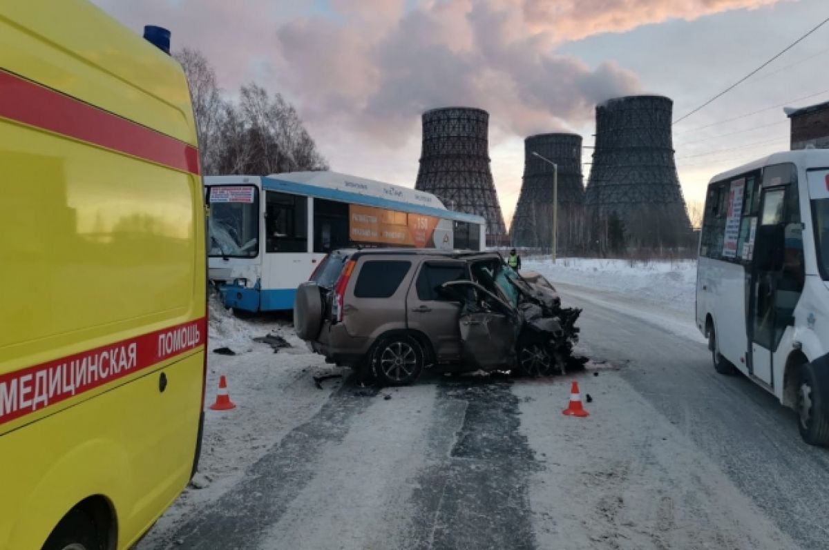 В Новосибирске водитель Honda CR-V погиб в столкновении с автобусом №18 |  АиФ Новосибирск