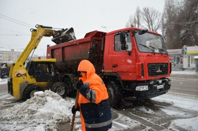 За ночь в Саратове эвакуировали 24 автомобиля при уборке снега