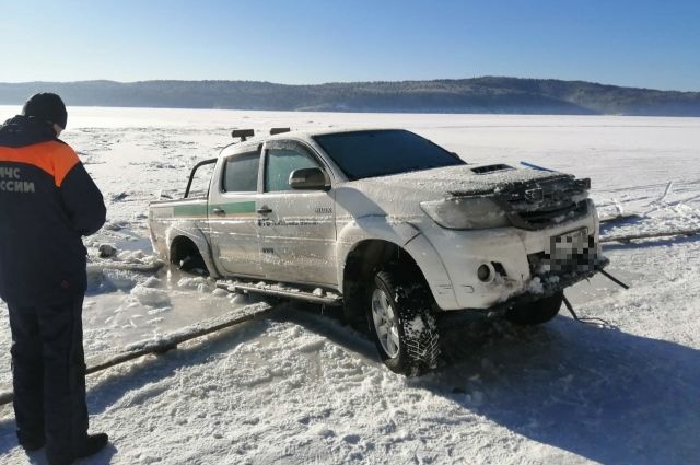 4 автомобиля провалились под лед в Иркутской области с начала года