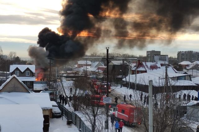 Прокуратура начала проверку после пожара цистерны с бензином в Новосибирске