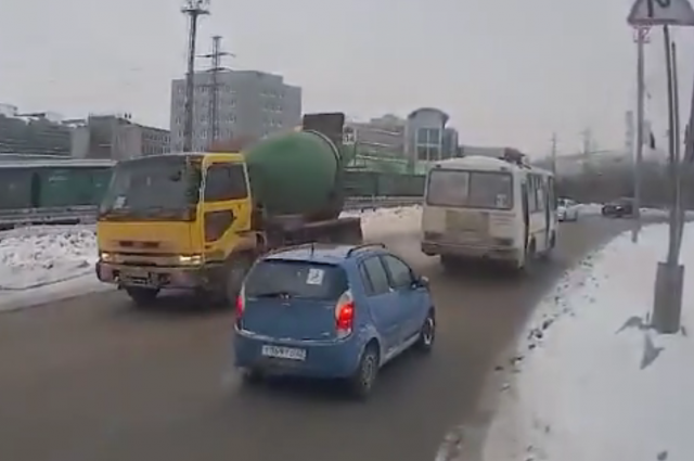 В Новосибирске автомобиль Chery едва не столкнулся с бетономешалкой