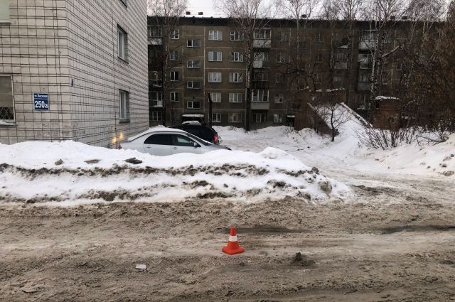 В Новосибирске водитель Toyota сбил девушку возле родильного дома