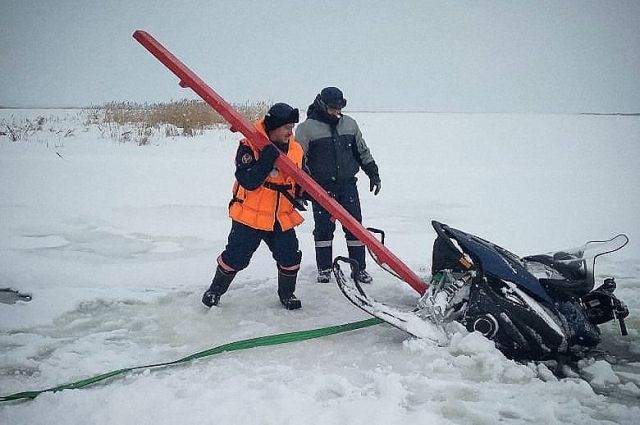 Снегоход удалось достать с помощью сотрудников службы спасения.