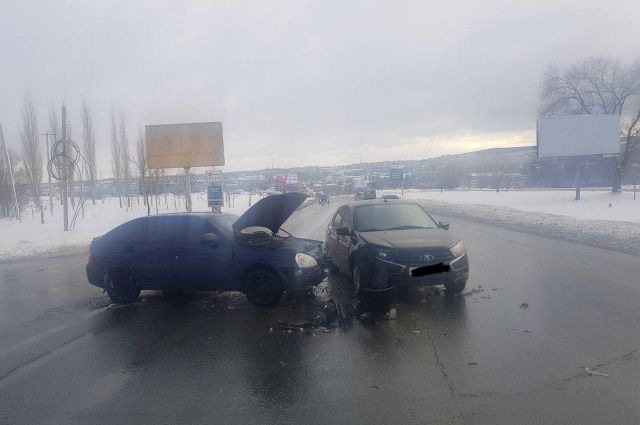 На выезде из Саратова пострадала 57-летняя женщина в ДТП