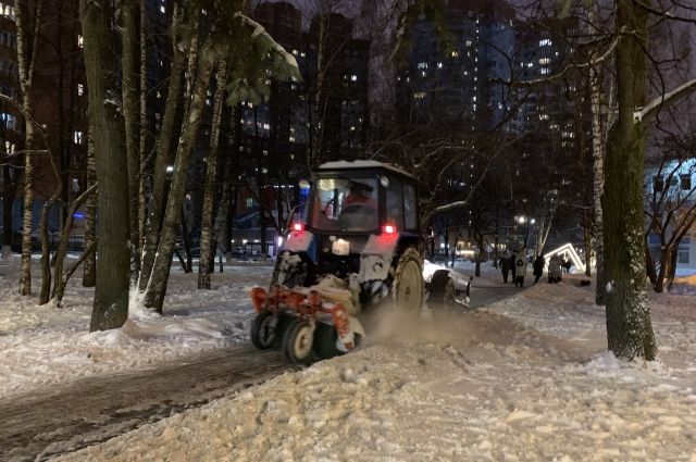 Всю ночь коммунальщики вывозили снег с улиц Оренбурга
