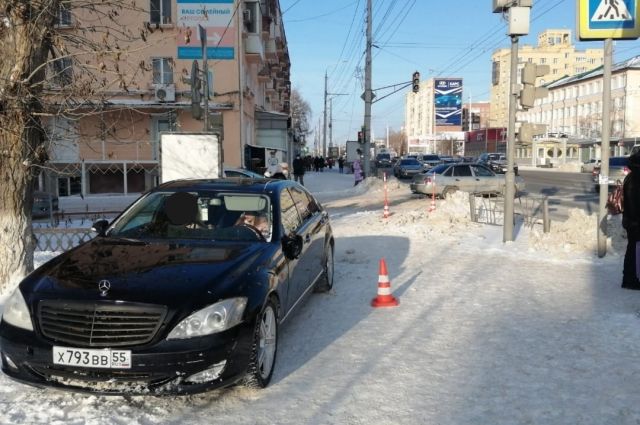 В Омске на улице Мира иномарка сбила пенсионерку на тротуаре