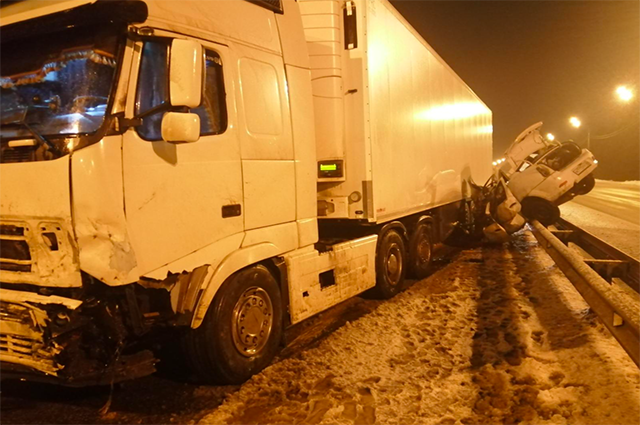 В Липецкой области в столкновении с большегрузом погиб водитель иномарки