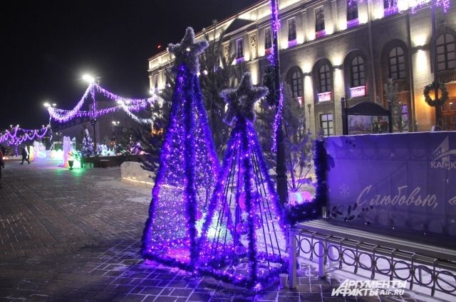 В Омске начали разбирать зимние украшения «Зимнего Любинского»