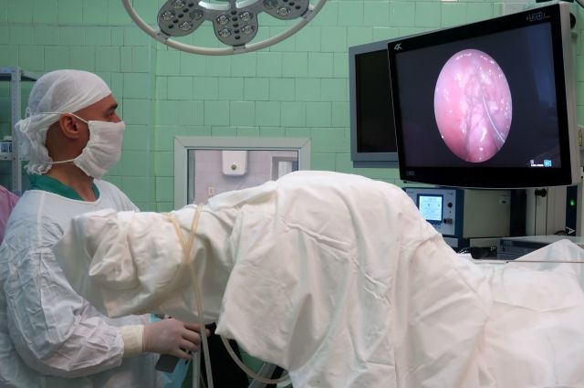 Онкопроктолог впервые на Урале удалил опухоль без разрезов и проколов