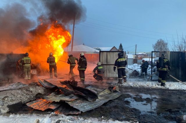 В Новосибирске возбуждено дело после пожара в гараже с емкостями бензина