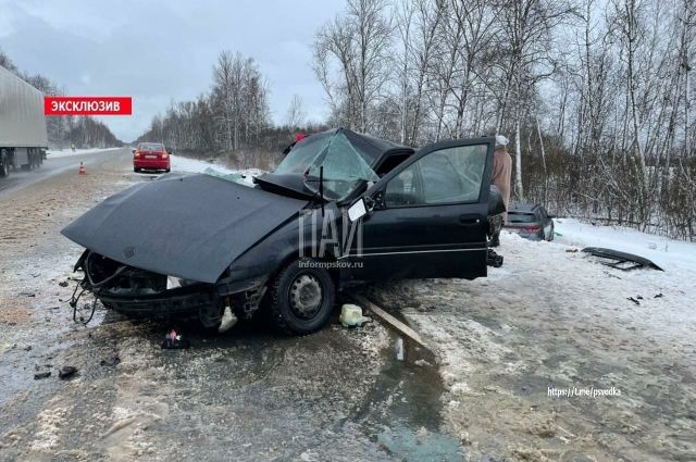 Трое взрослых и двое детей пострадали в аварии в Псковской области