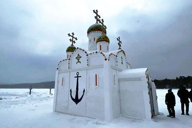 Часовню из снега и льда возвели на озере Тургояк