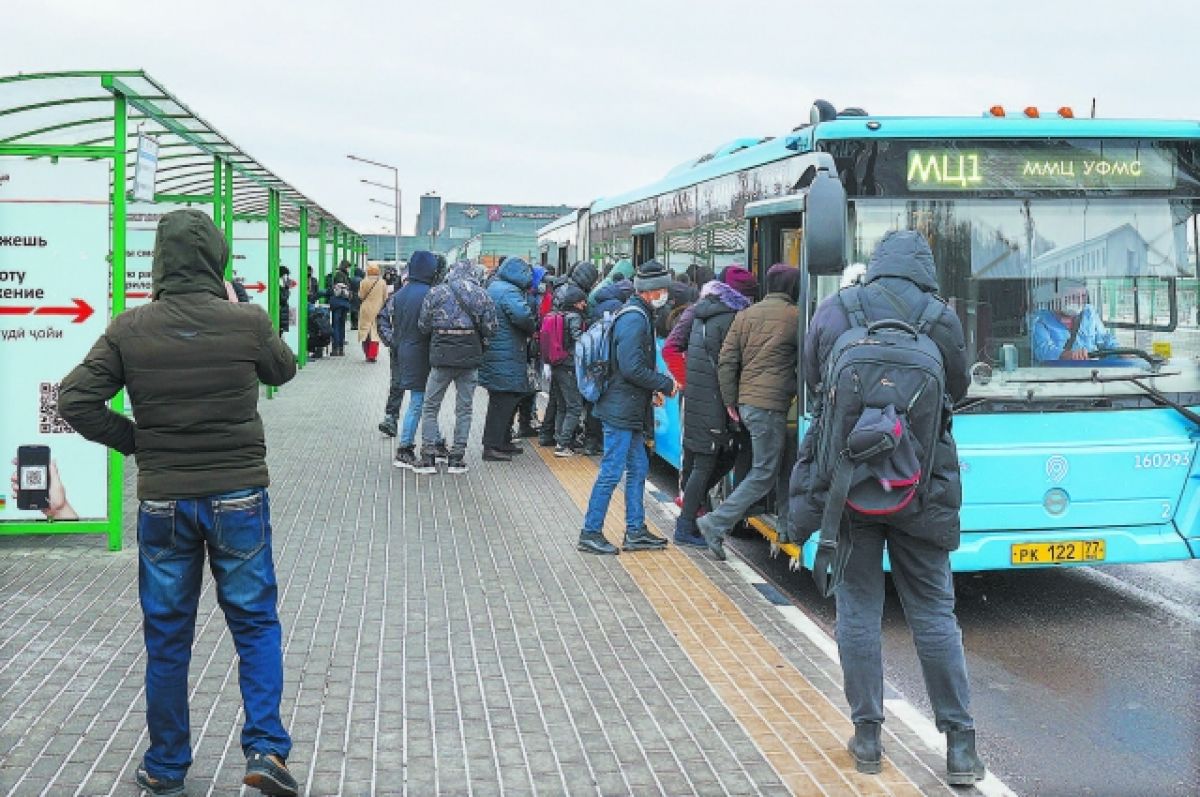 Новости дня мигрантов. Мигранты в Москве. Мигранты в метро. Мигранты на маршрутке. В автобусе одни мигранты.