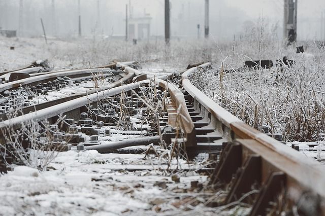 Уснувший на путях житель Красноярска выжил под проехавшим поездом