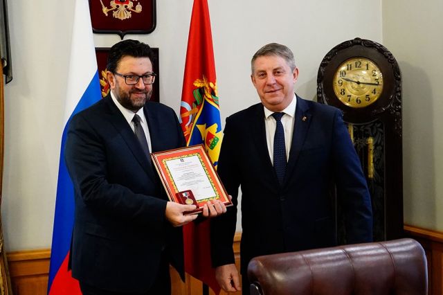Брянский губернатор поздравил Михаила Калашникова с назначением