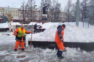 Со снегом борются и коммунальщики, и - вместо обеда - муниципальные чиновники.