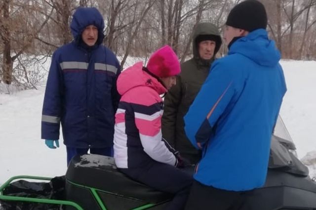 Женщина ударилась головой при съезде с горы на лыжах в Новосибирске