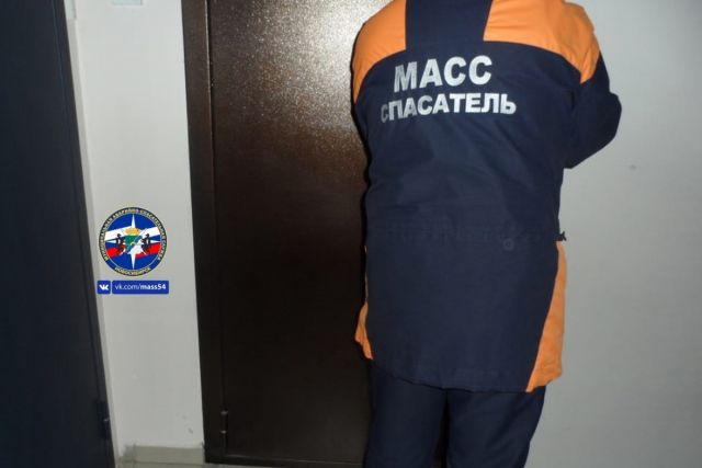 В Новосибирске спасатели обнаружили труп 23-летнего в запертой квартире
