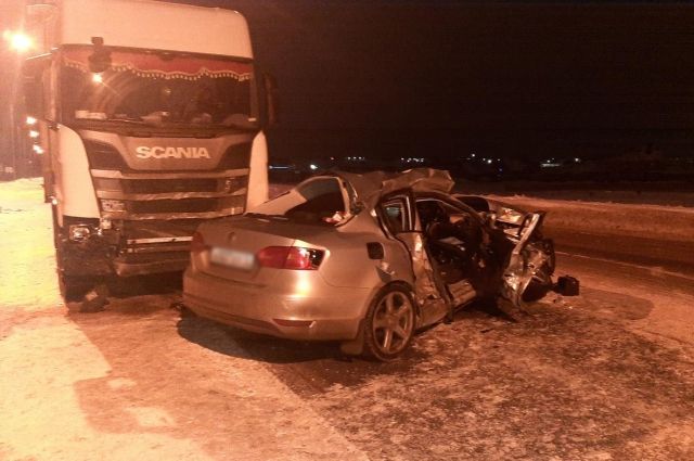 Погибли двое: в Удмуртии на трассе иномарка протаранила грузовик