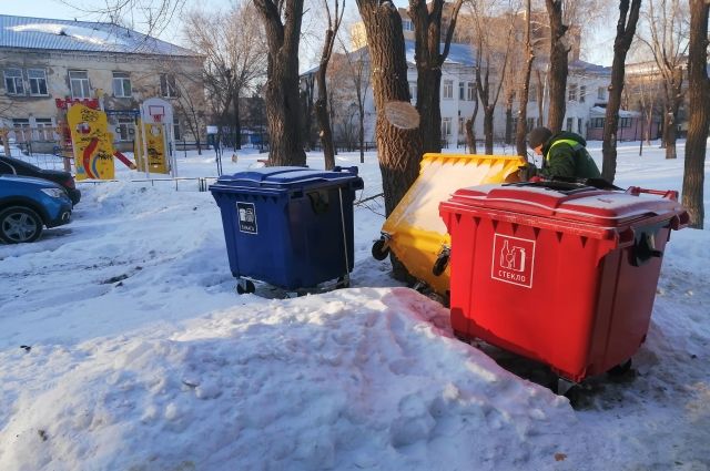 Оренбуржцы жалуются на недоступность новых контейнеров для раздельного сбора мусора.