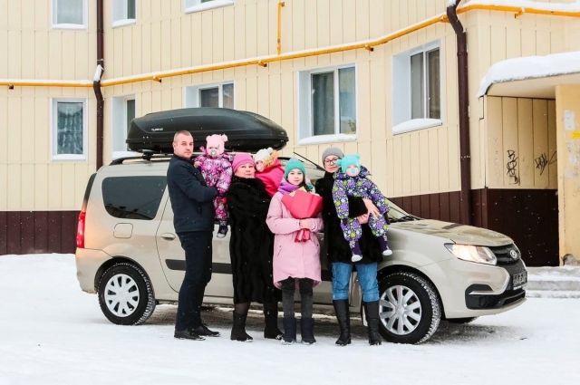 Почти новогоднее чудо. Многодетной семье из Новодвинска подарили машину