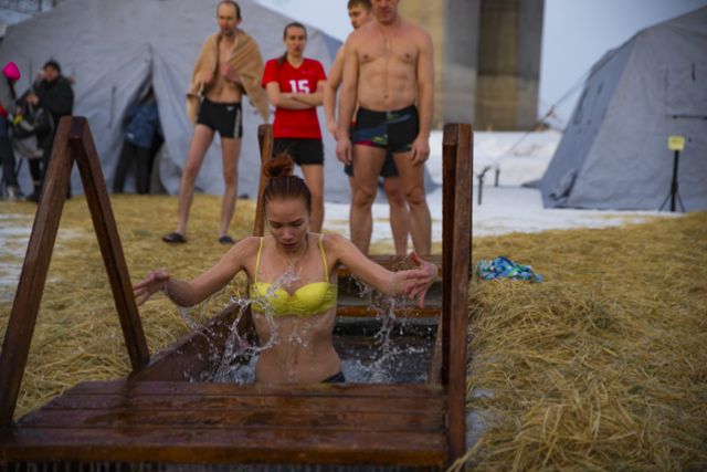 В Новосибирской области 20 000 человек окунутся в прорубь на Крещение