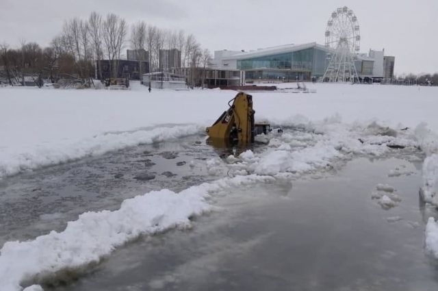 На Свияге в Ульяновске провалился под лед трактор