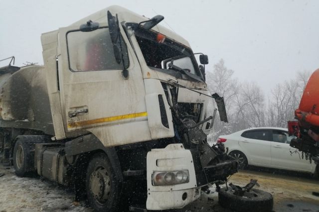 В Саратовской области в массовом ДТП разбился водитель бензовоза
