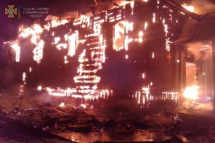 В Закарпатской области огонь уничтожил деревянную церковь.