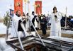 Настоятель собора Успения Пресвятой Богородицы протоиерей Евгений Попиченко (слева) во время чина освящения воды в Крещенский сочельник на Верх-Исетском пруду в Екатеринбурге
