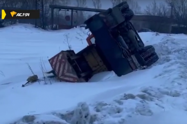 Кран с водителем опрокинулся в Новосибирской области