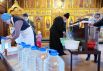 Раздача крещенской воды в день празднования Крещения Господня в храме Святого праведного Иоанна Кронштадтского в Москве