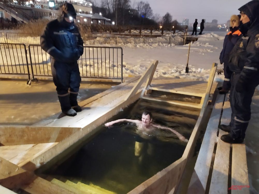 Александр Михайлович не пропускает купания уже пять лет подряд 