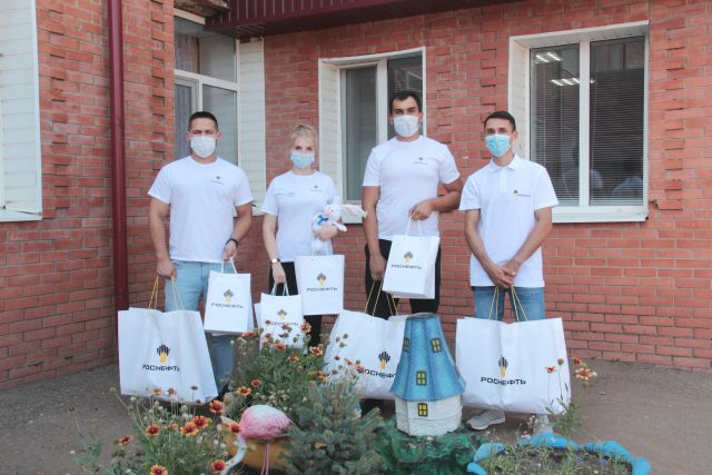 Минсоцразвития наградило волонтеров «Оренбургнефти» благодарностями.